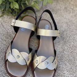 Sandalia Plumers Menorca 3644 plana metalizada platino oro - Imagen 1