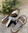 Sandalia Plumers Menorca 3644 plana metalizada platino oro - Imagen 2