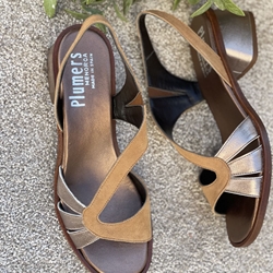 Sandalia Plumers Menorca 3656 asimetric camel y cobre - Imagen 1