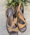Sandalia Plumers Menorca 3656 asimetric camel y cobre - Imagen 2