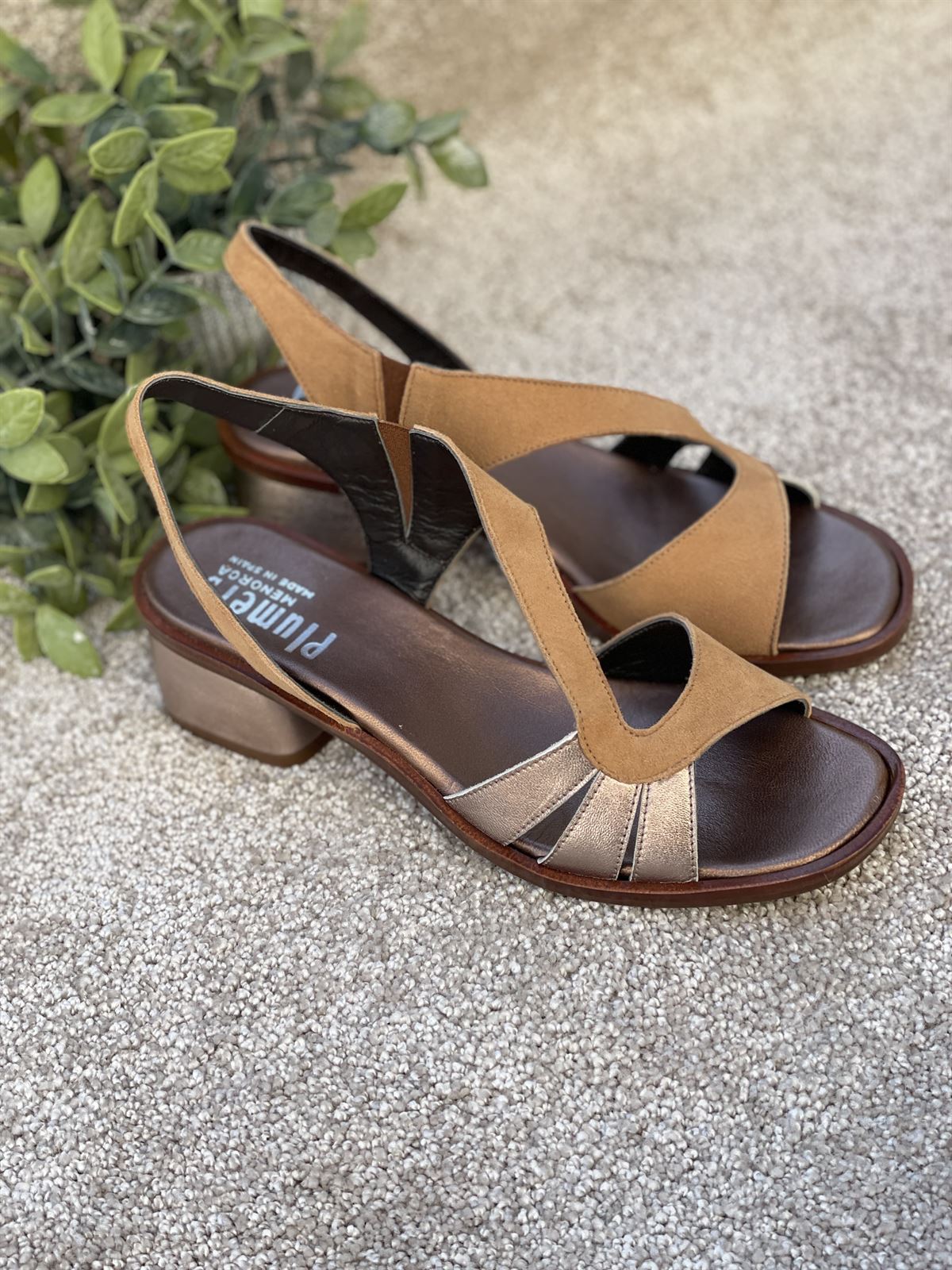 Sandalia Plumers Menorca 3656 asimetric camel y cobre - Imagen 3