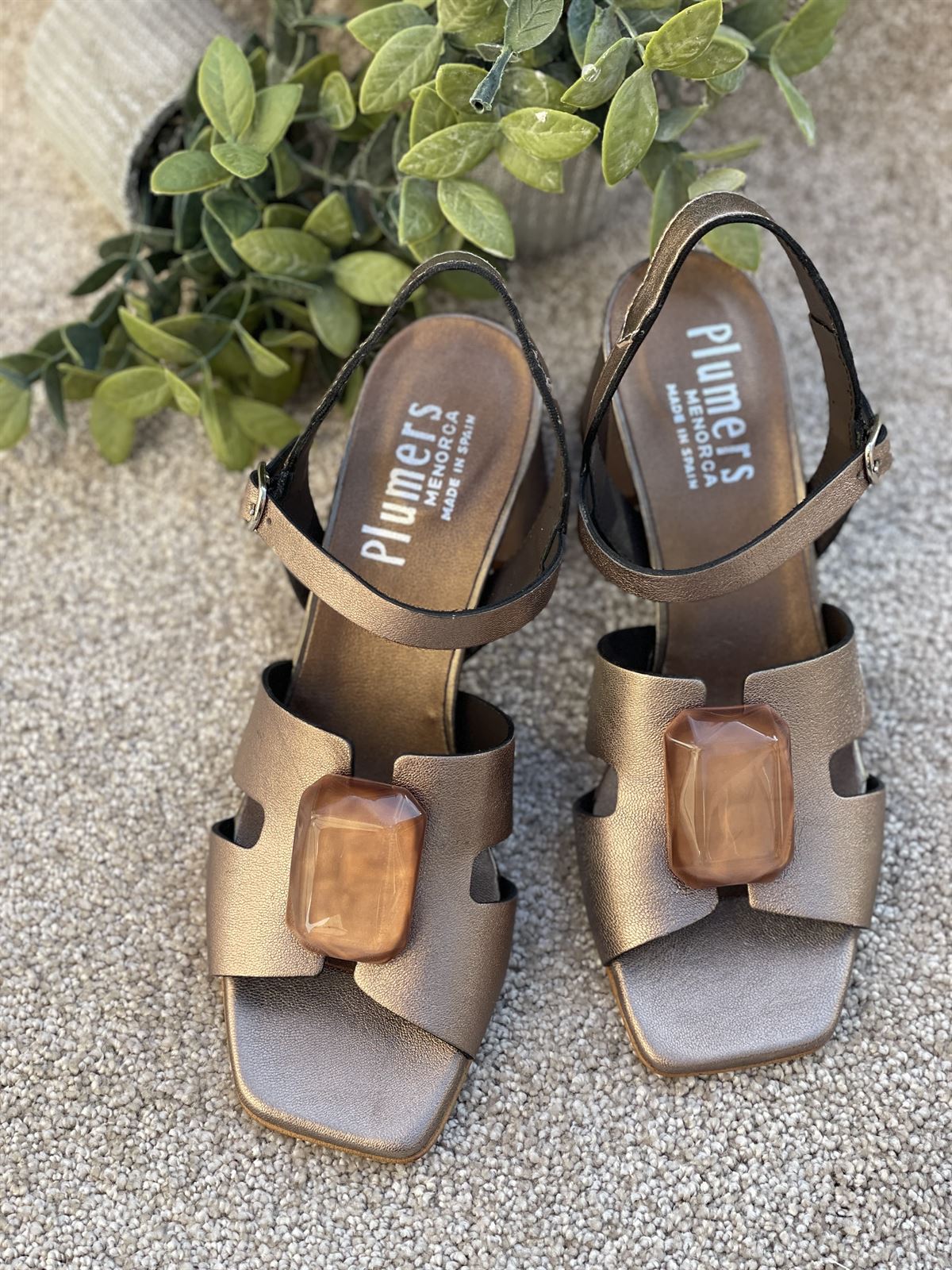 Sandalia Plumers Menorca 3990 tacón piedra bronce - Imagen 1