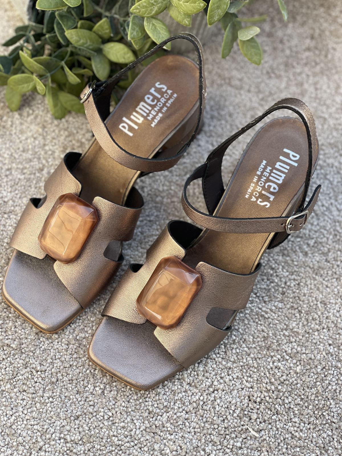 Sandalia Plumers Menorca 3990 tacón piedra bronce - Imagen 5