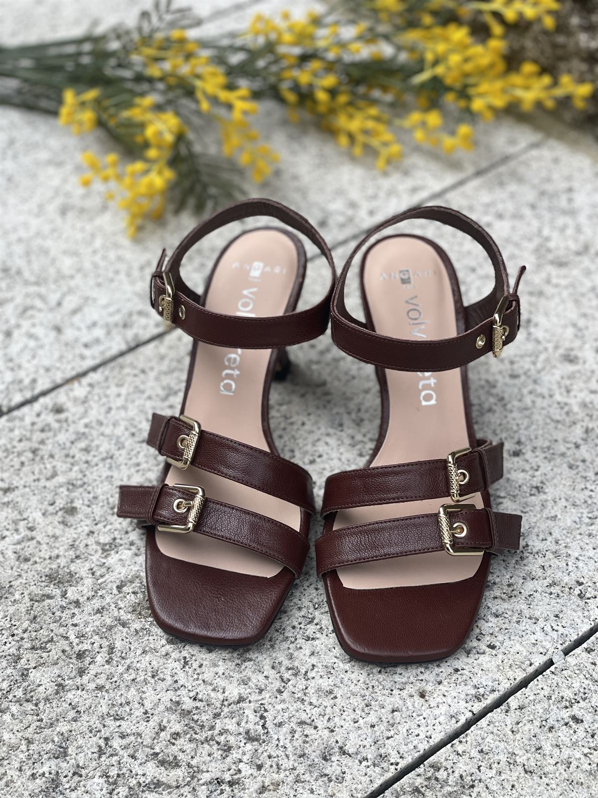 Sandalia tacón Angari 52357-MT LOLA marrón chocolate 3 hebillas. - Imagen 1