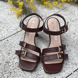 Sandalia tacón Angari 52357-MT LOLA marrón chocolate 3 hebillas. - Imagen 1