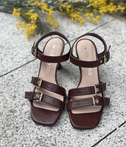 Sandalia tacón Angari 52357-MT LOLA marrón chocolate 3 hebillas. - Imagen 1