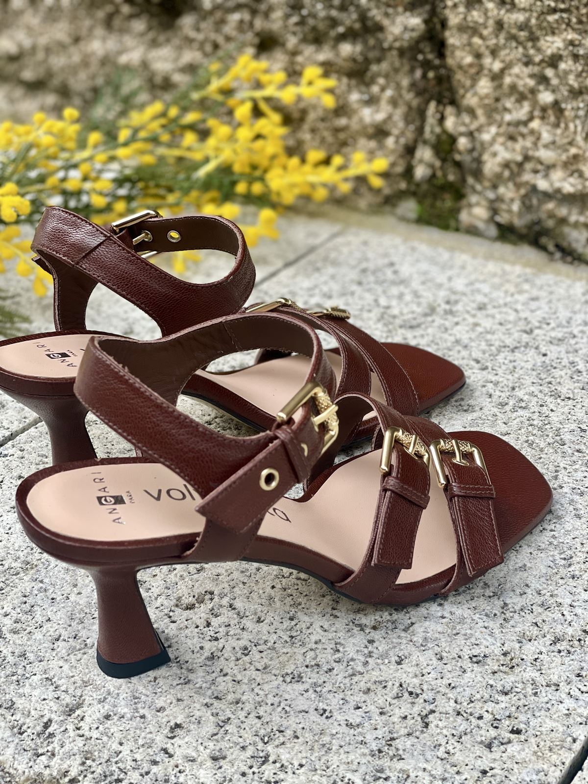 Sandalia tacón Angari 52357-MT LOLA marrón chocolate 3 hebillas. - Imagen 3