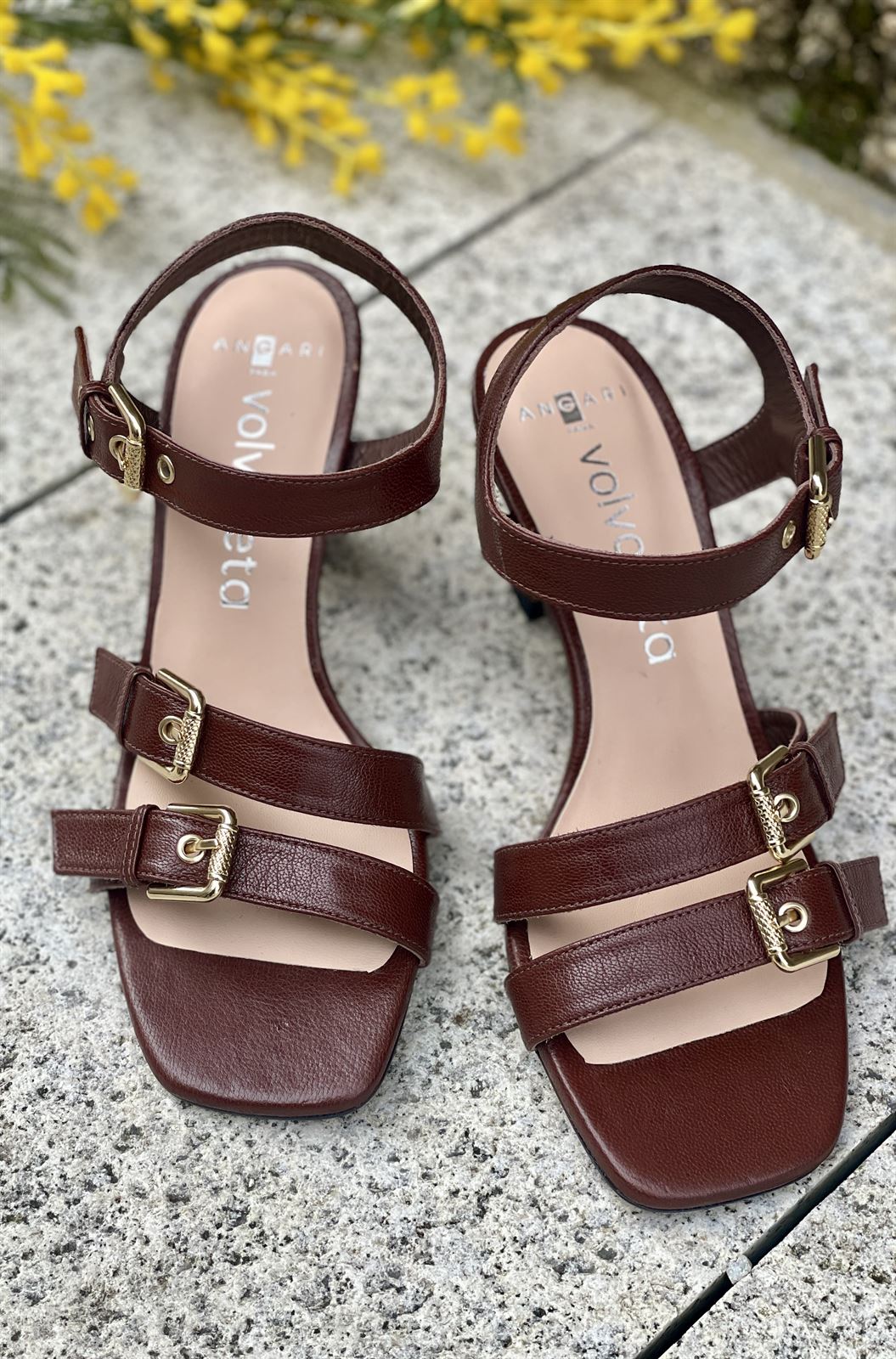 Sandalia tacón Angari 52357-MT LOLA marrón chocolate 3 hebillas. - Imagen 4