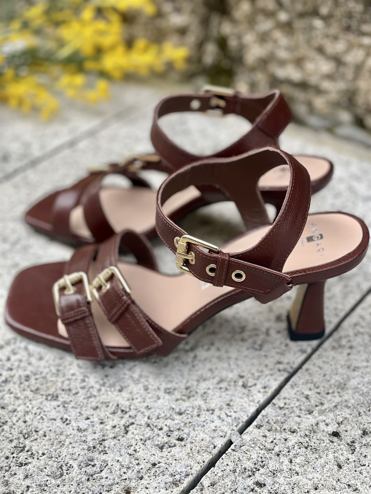 Sandalia tacón Angari 52357-MT LOLA marrón chocolate 3 hebillas. - Imagen 5