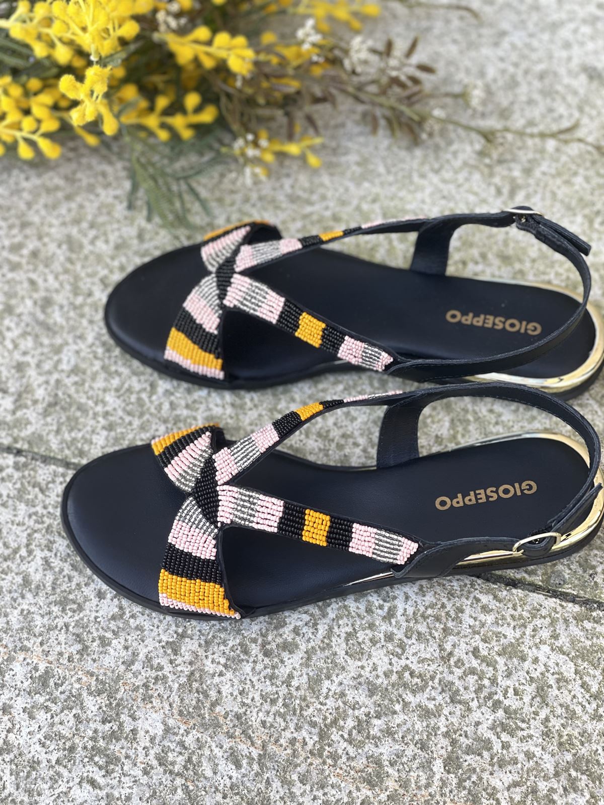 Sandalias Gioseppo Schoepke cuña plana pedrería mostazas. - Imagen 1