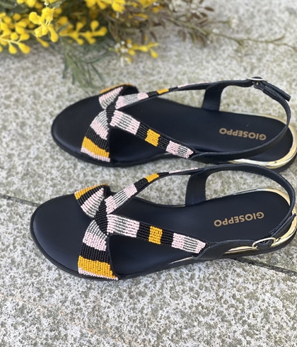 Sandalias Gioseppo Schoepke cuña plana pedrería mostazas. - Imagen 1