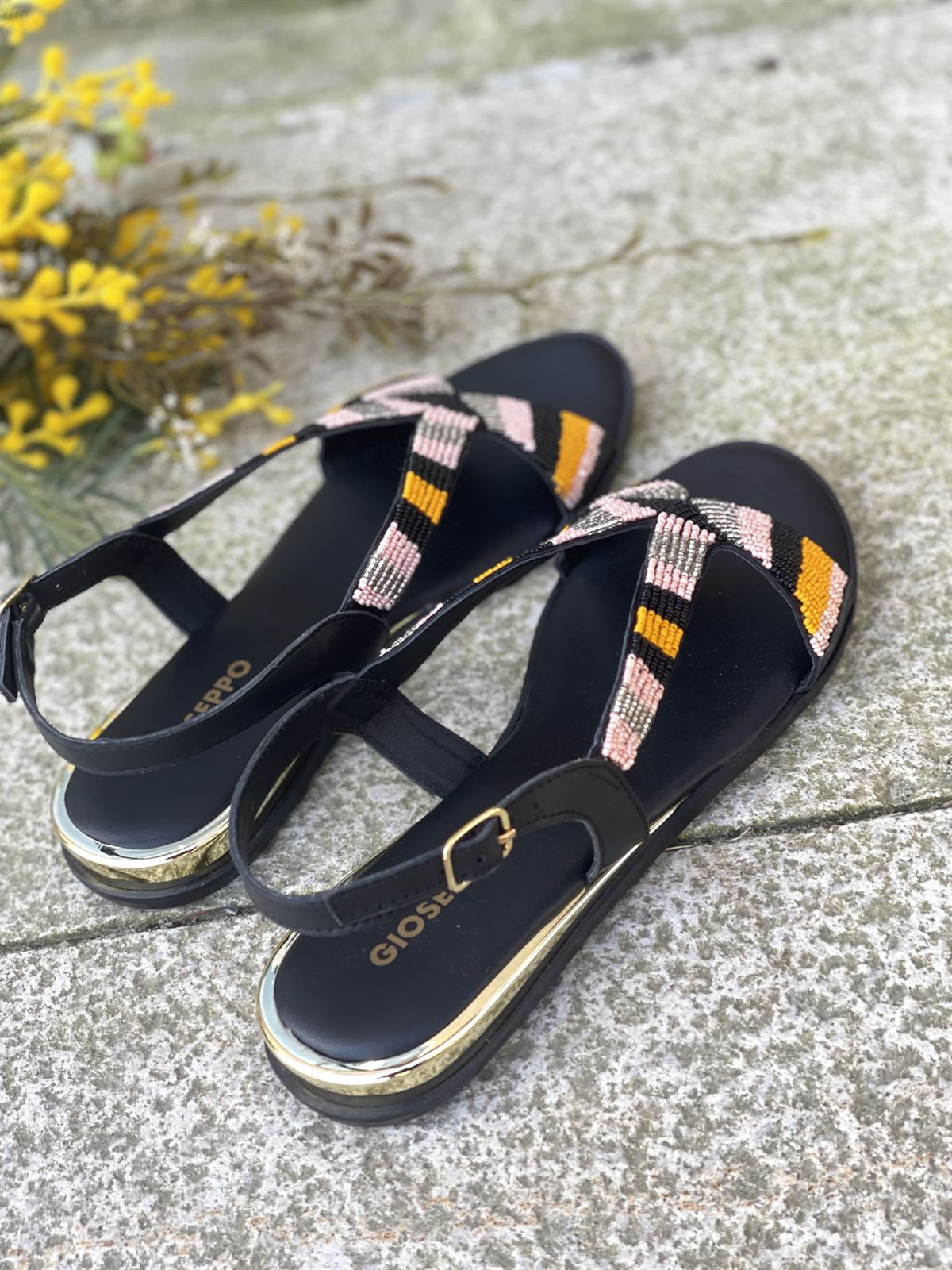 Sandalias Gioseppo Schoepke cuña plana pedrería mostazas. - Imagen 2