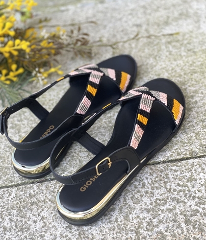 Sandalias Gioseppo Schoepke cuña plana pedrería mostazas. - Imagen 2