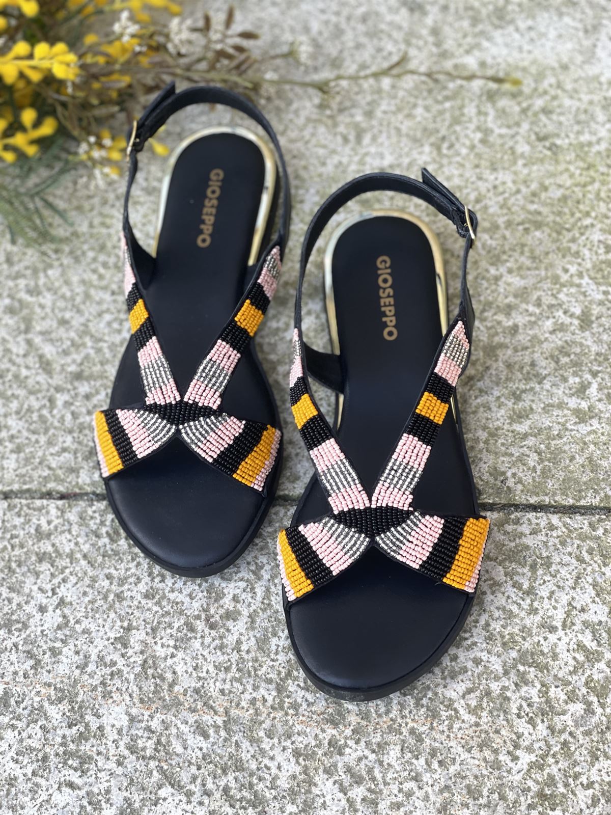 Sandalias Gioseppo Schoepke cuña plana pedrería mostazas. - Imagen 3