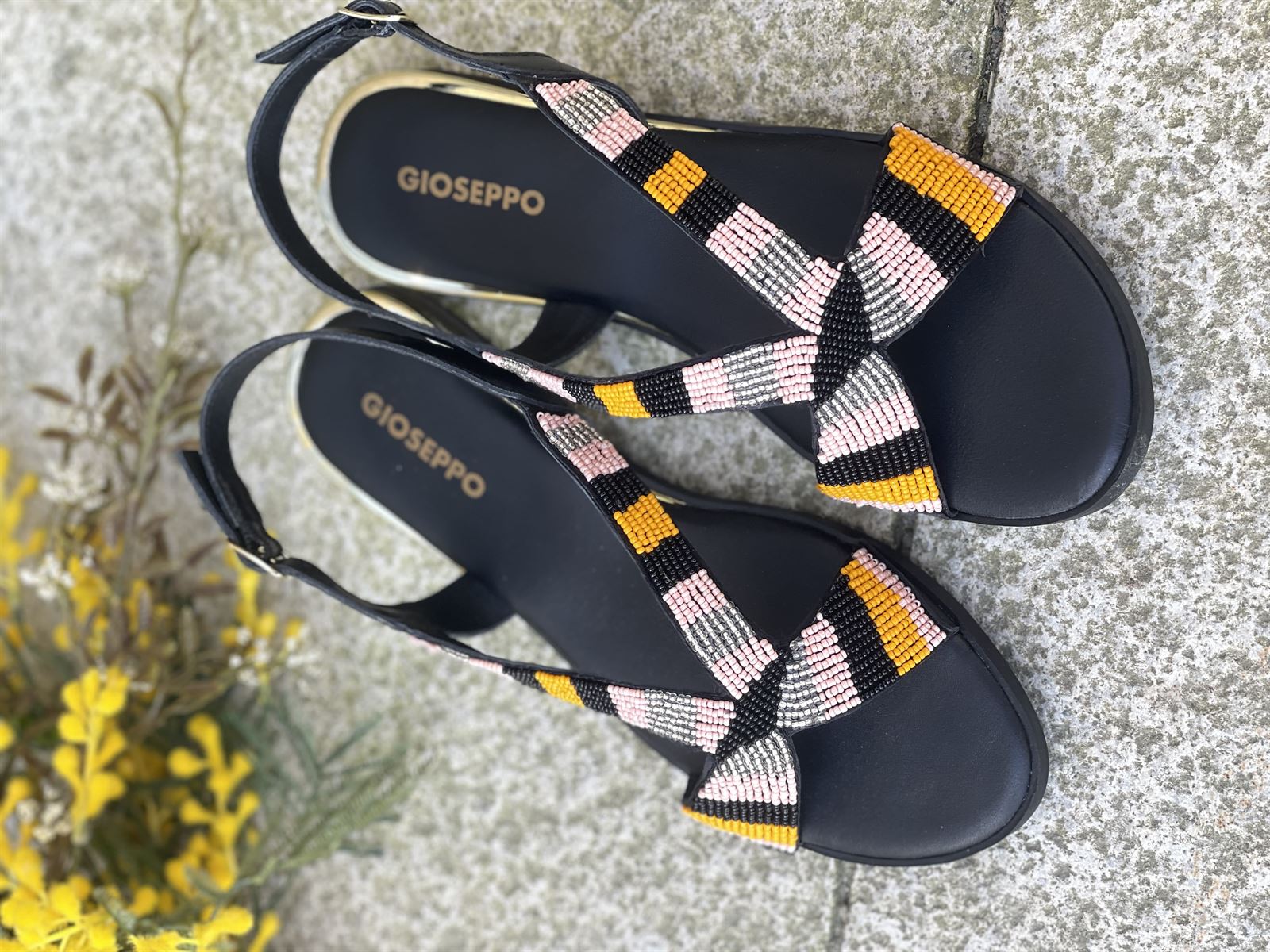 Sandalias Gioseppo Schoepke cuña plana pedrería mostazas. - Imagen 4