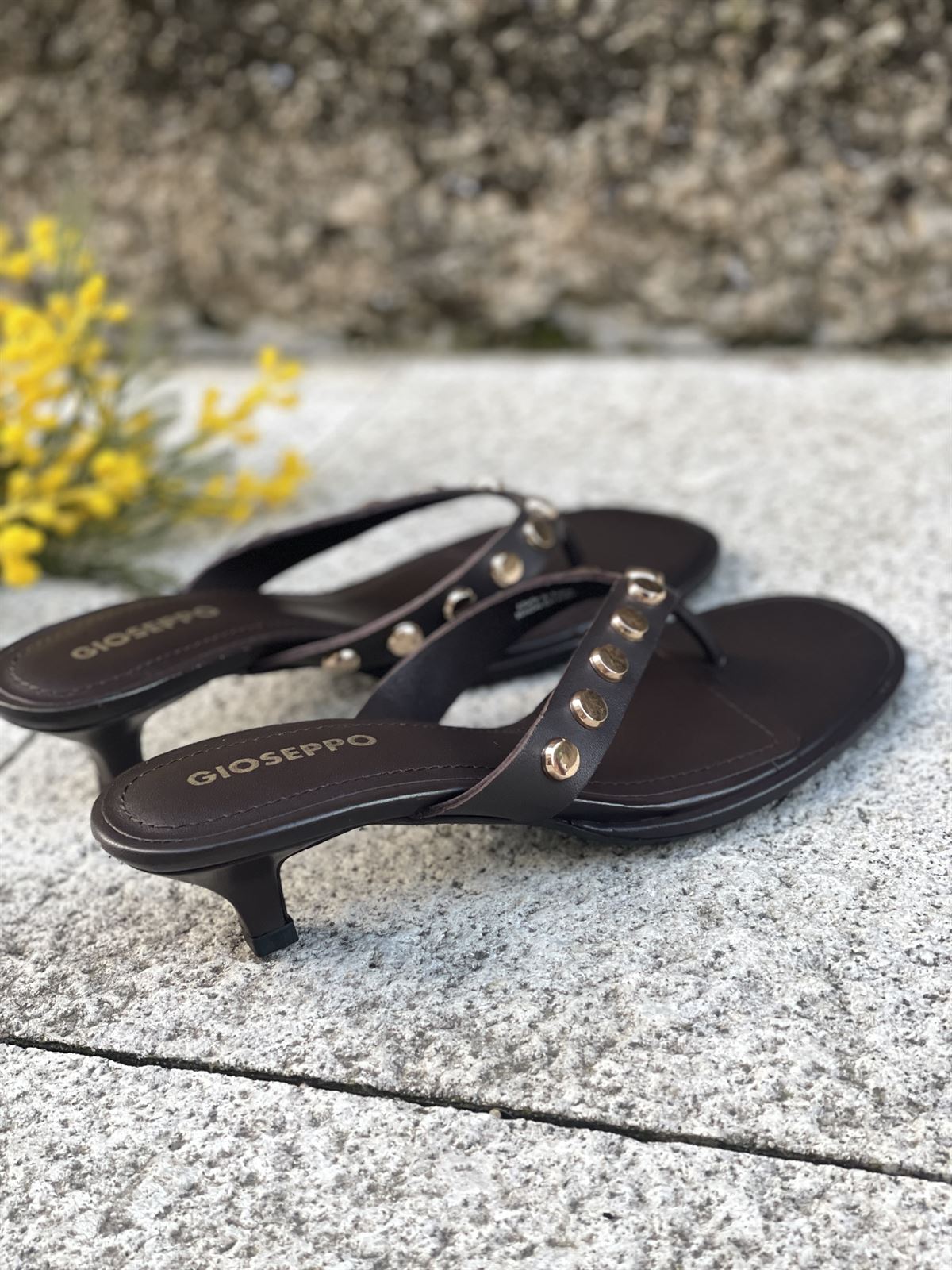 SANDALIAS Gioseppo SOKOTO piel de dedo con tachas marrón chocolate - Imagen 1