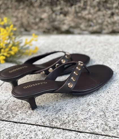 SANDALIAS Gioseppo SOKOTO piel de dedo con tachas marrón chocolate - Imagen 1