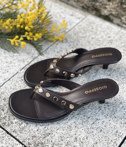 SANDALIAS Gioseppo SOKOTO piel de dedo con tachas marrón chocolate - Imagen 2