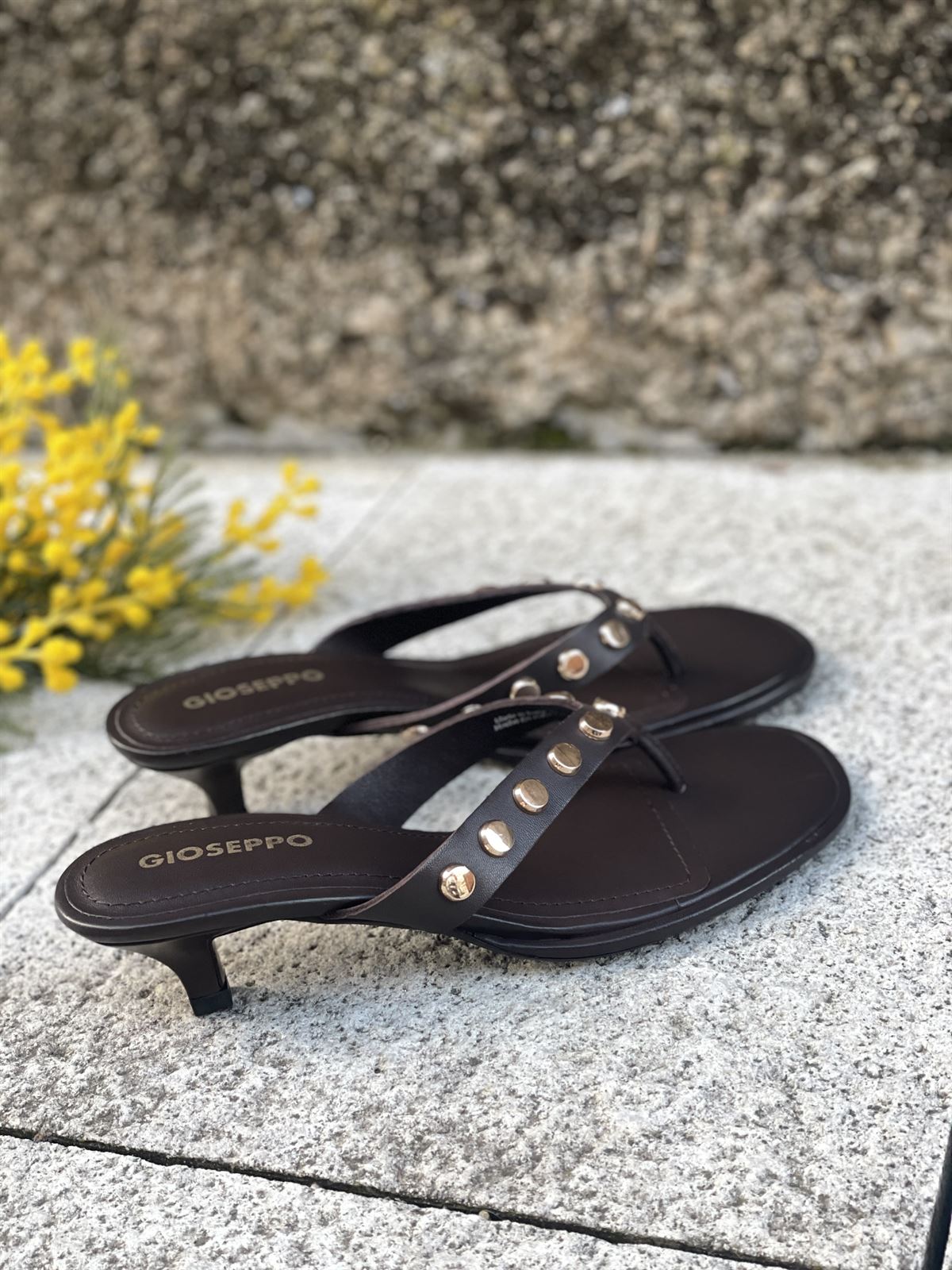 SANDALIAS Gioseppo SOKOTO piel de dedo con tachas marrón chocolate - Imagen 3