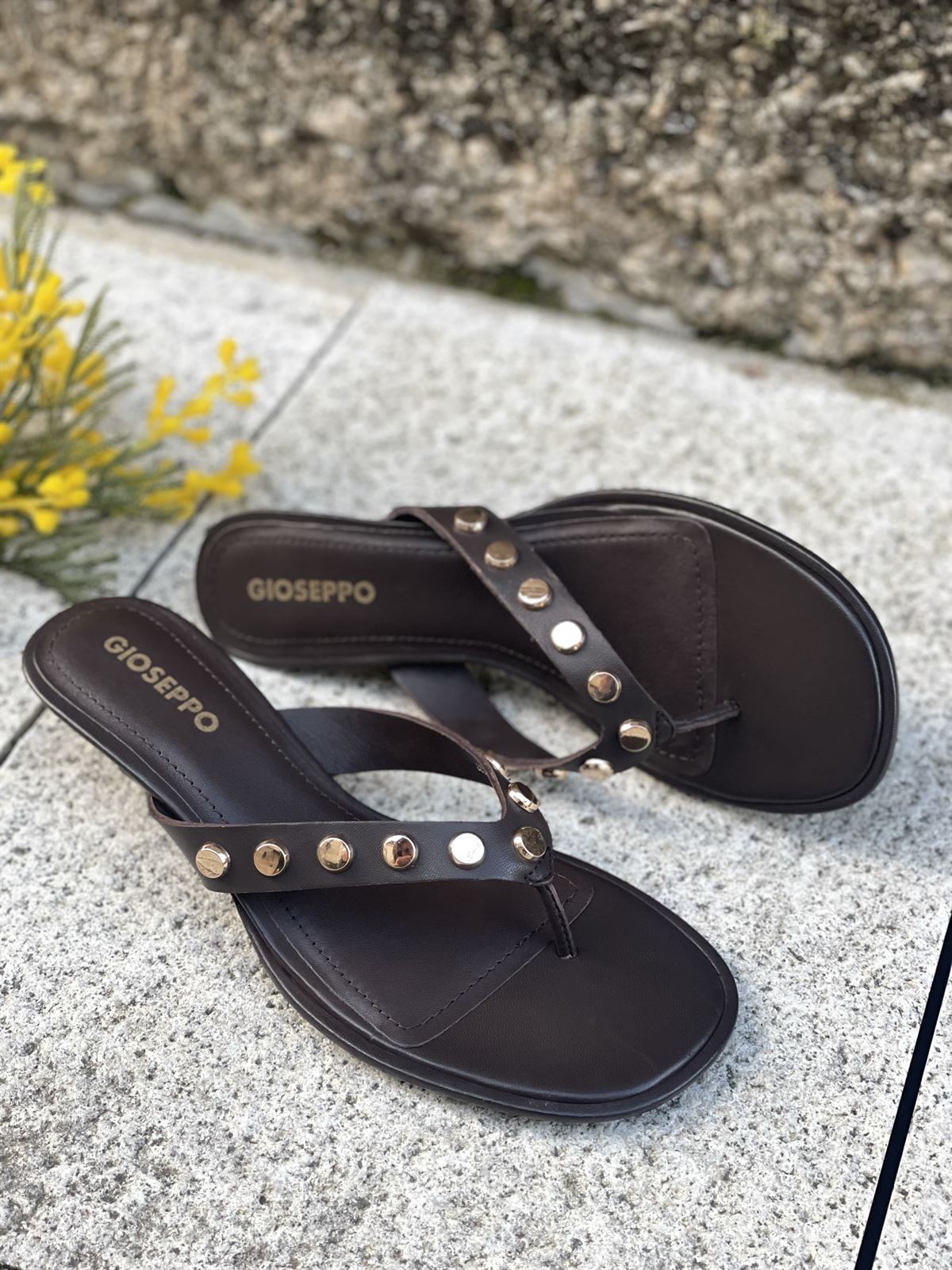 SANDALIAS Gioseppo SOKOTO piel de dedo con tachas marrón chocolate - Imagen 4