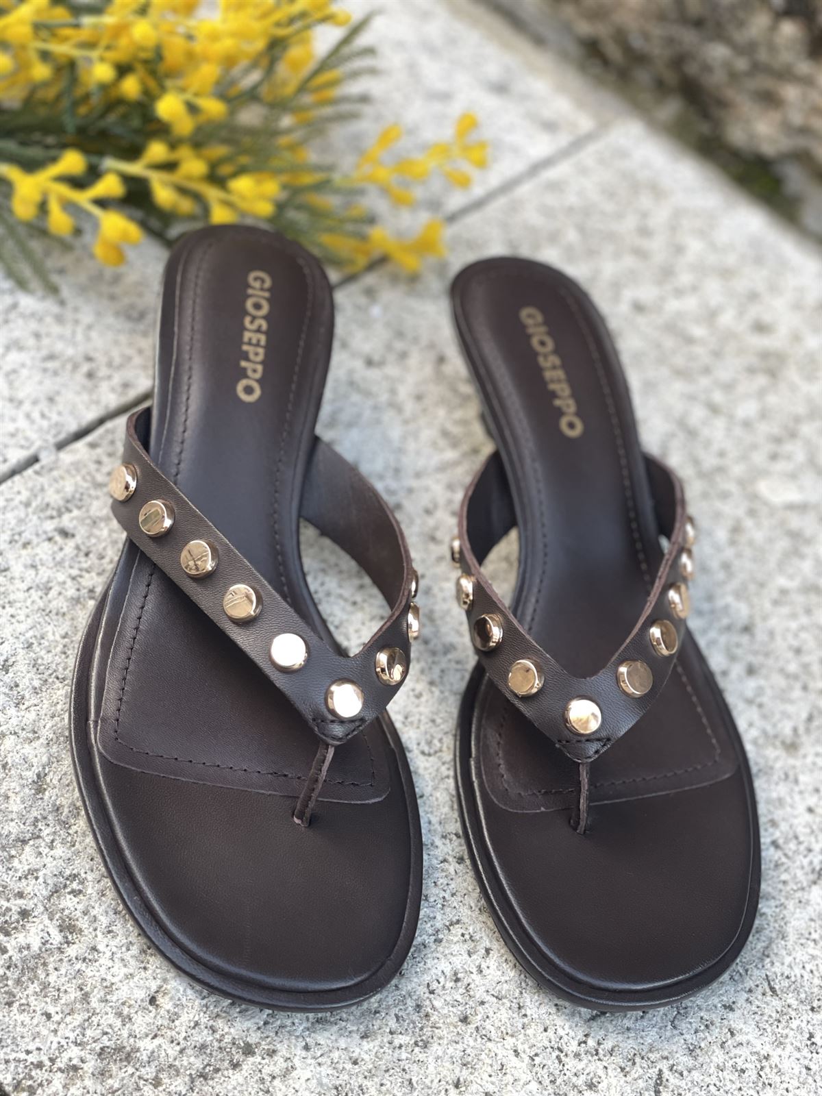 SANDALIAS Gioseppo SOKOTO piel de dedo con tachas marrón chocolate - Imagen 5