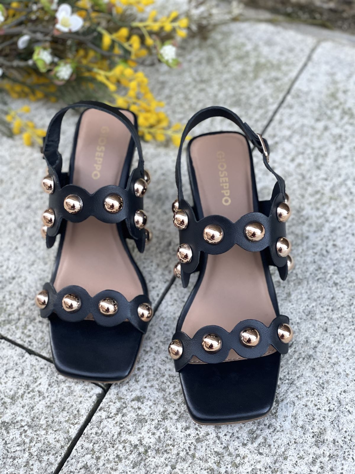 SANDALIAS TACÓN PIEL TACHAS KAKUMA REF: 78747- NEGRA - Imagen 1