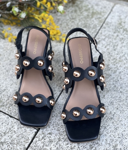 SANDALIAS TACÓN PIEL TACHAS KAKUMA REF: 78747- NEGRA - Imagen 1