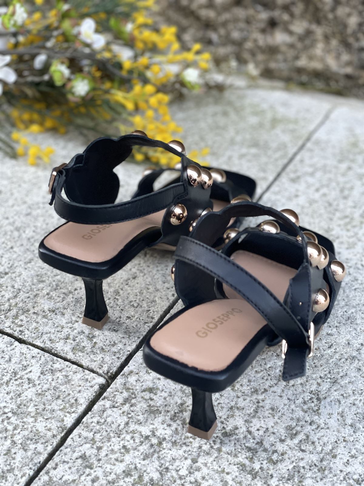 SANDALIAS TACÓN PIEL TACHAS KAKUMA REF: 78747- NEGRA - Imagen 2