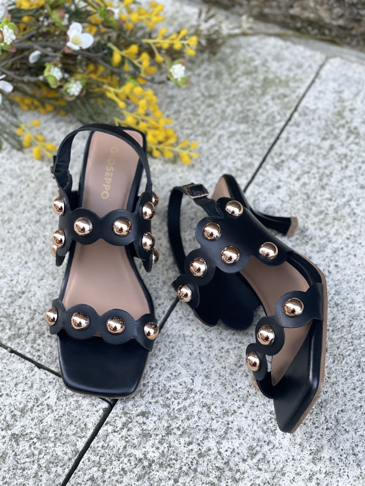 SANDALIAS TACÓN PIEL TACHAS KAKUMA REF: 78747- NEGRA - Imagen 3