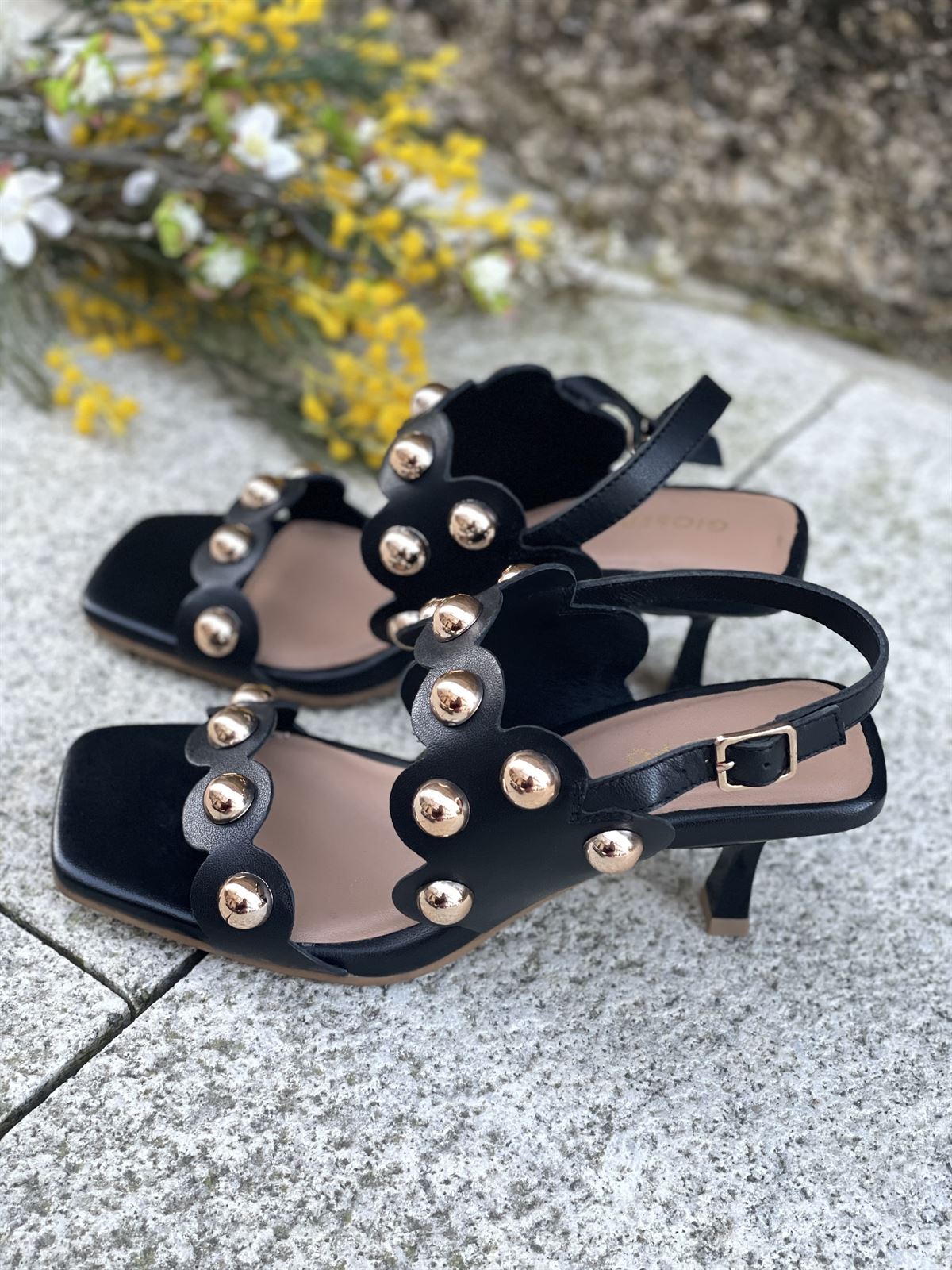 SANDALIAS TACÓN PIEL TACHAS KAKUMA REF: 78747- NEGRA - Imagen 4