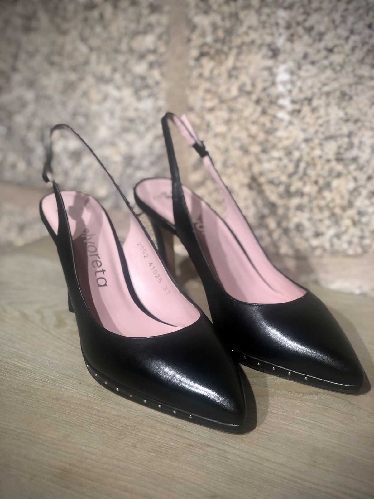 stiletto Angari negro tacón fino. - Imagen 1