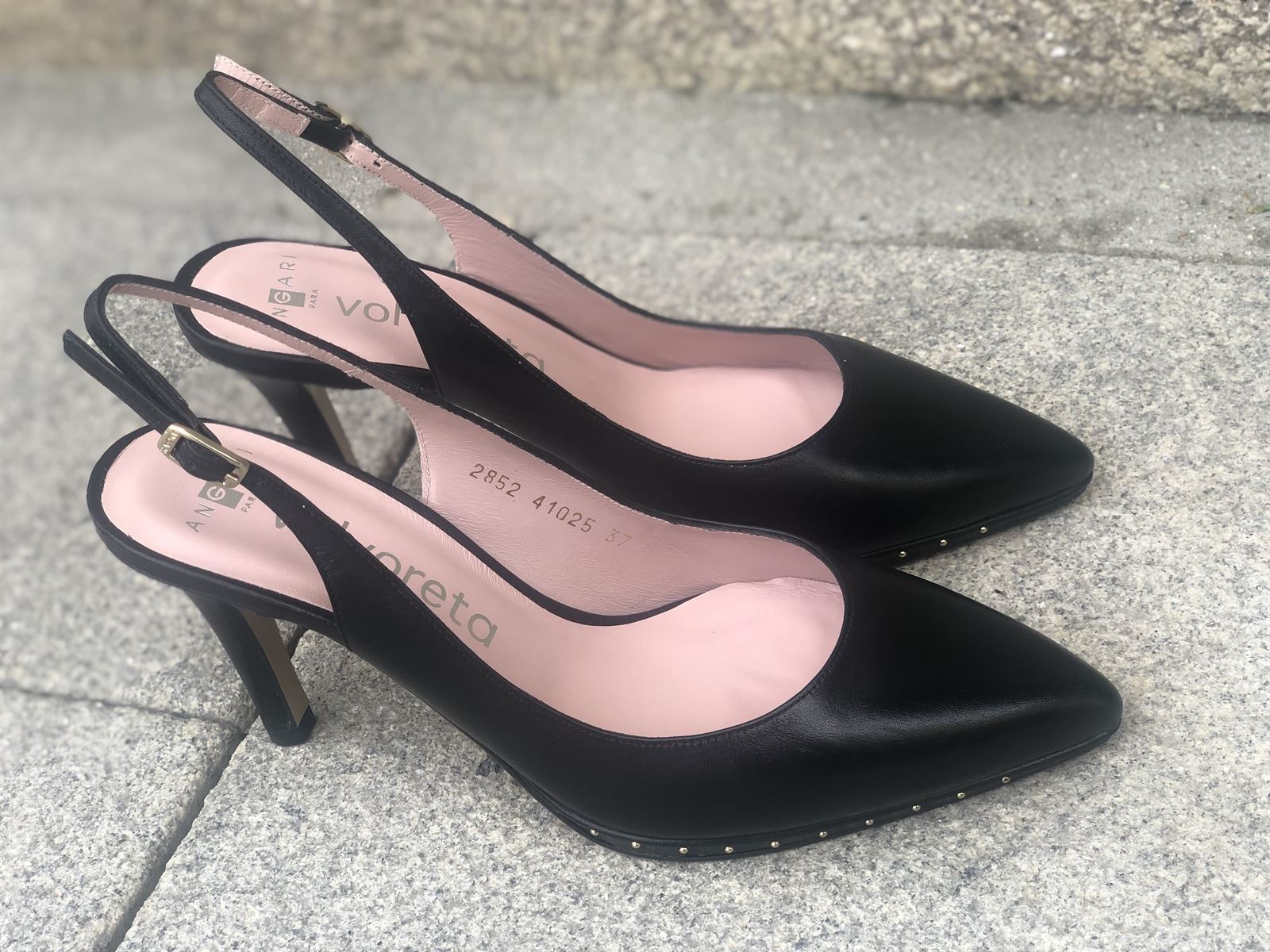 stiletto Angari negro tacón fino. - Imagen 2