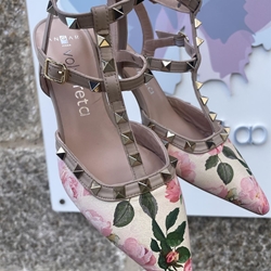 Stiletto Angari tachas estampado floral tonos nudes - Imagen 1