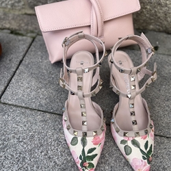 Stiletto Angari tachas estampado floral tonos nudes - Imagen 2