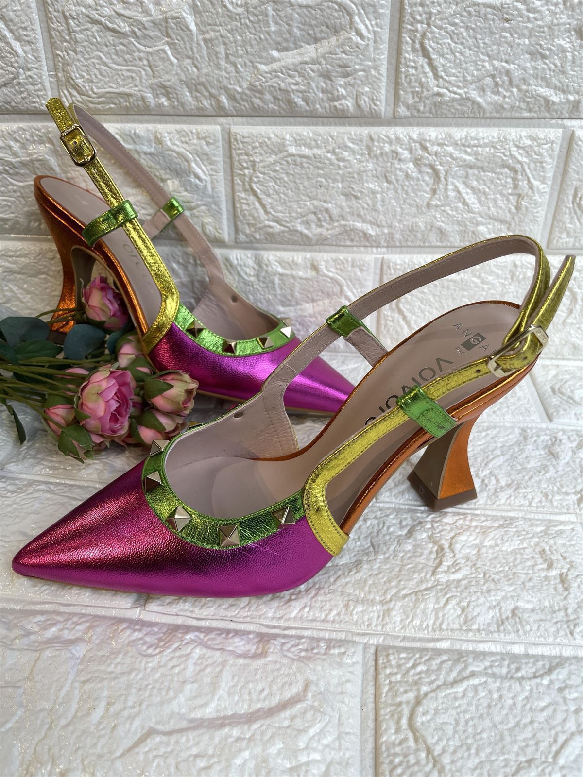 stiletto Angari Zapatos  metalizado colorido y tachas. - Imagen 1