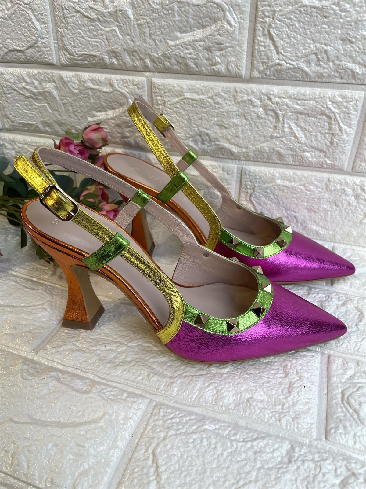 stiletto Angari Zapatos  metalizado colorido y tachas. - Imagen 2