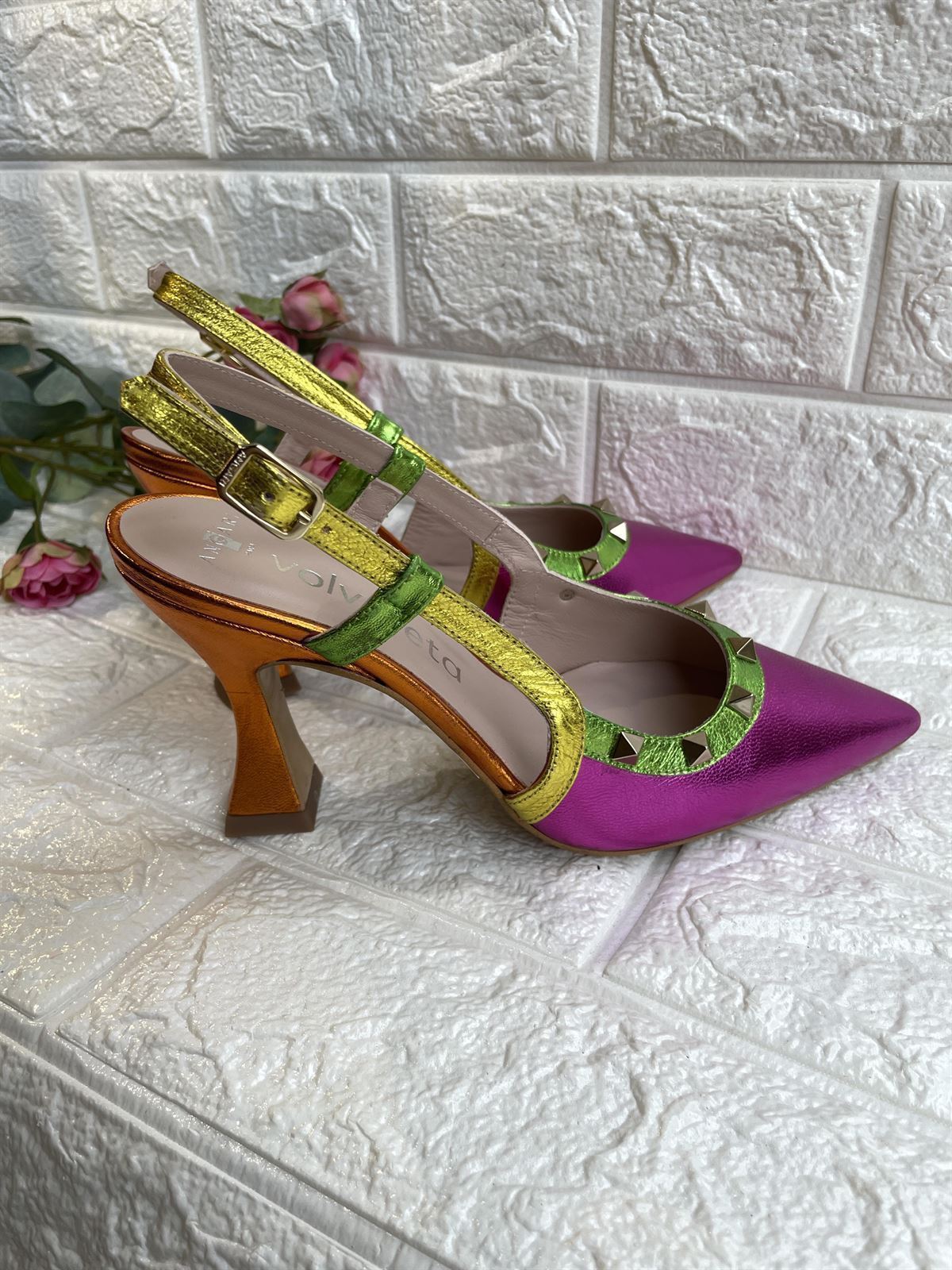 stiletto Angari Zapatos  metalizado colorido y tachas. - Imagen 3