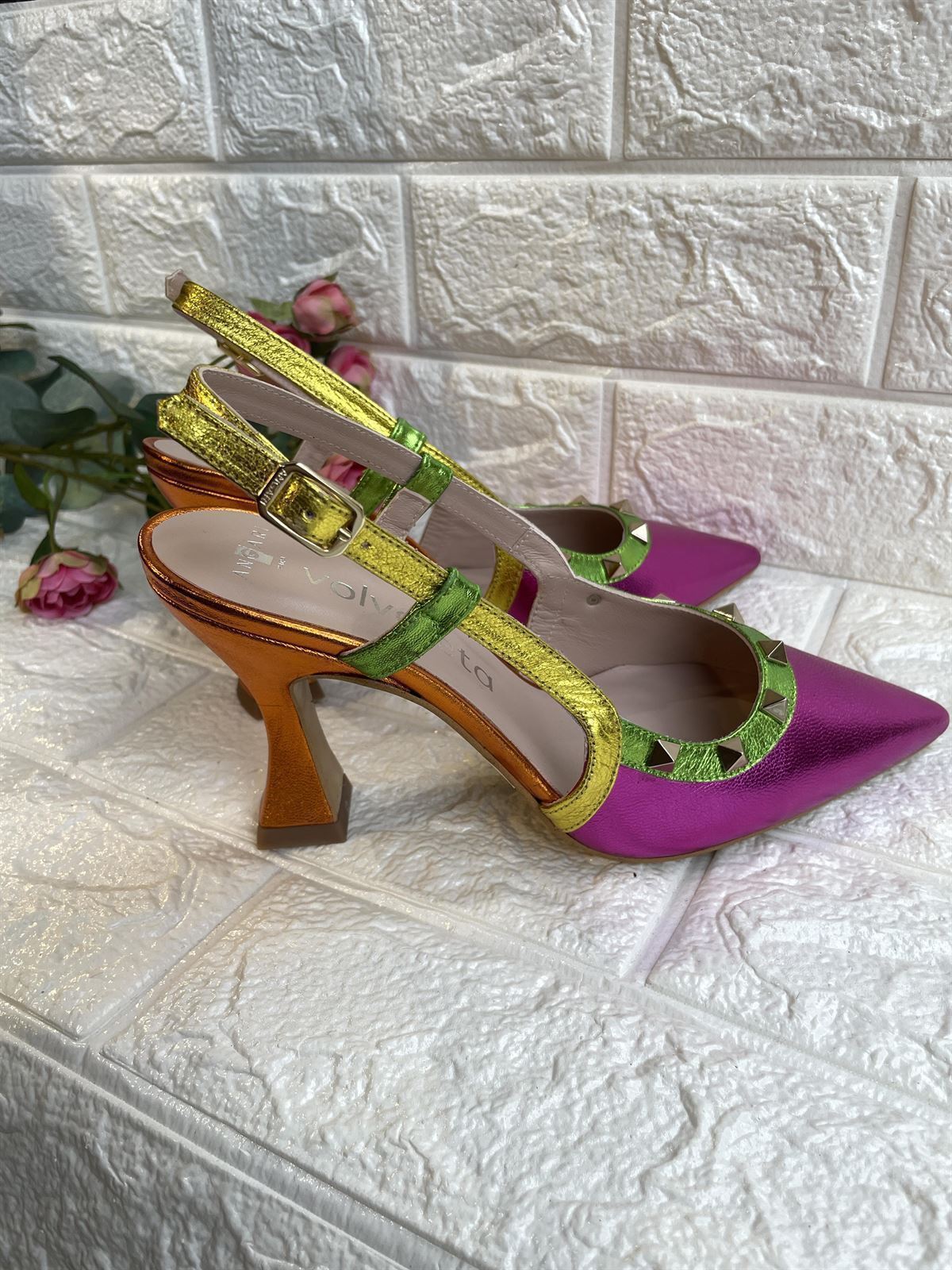 stiletto Angari Zapatos  metalizado colorido y tachas. - Imagen 4