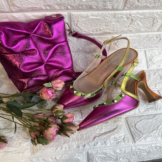 stiletto Angari Zapatos  metalizado colorido y tachas. - Imagen 6