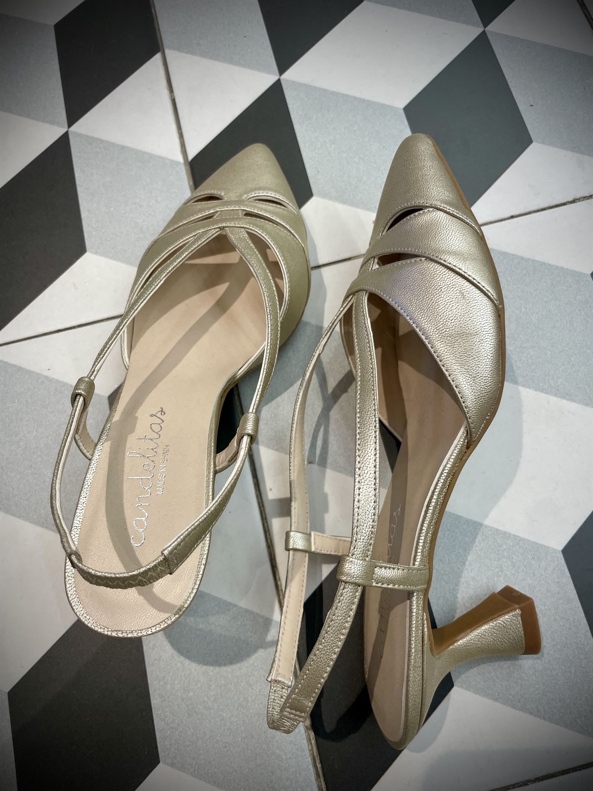Stiletto Candelitas destalonado metalizado oro champagne - Imagen 4