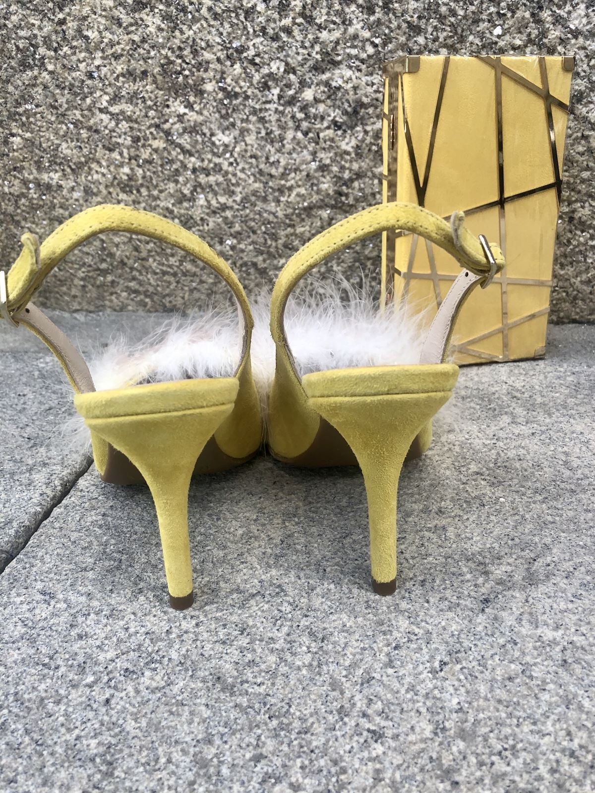 Stiletto Marián amarillo plumas - Imagen 1