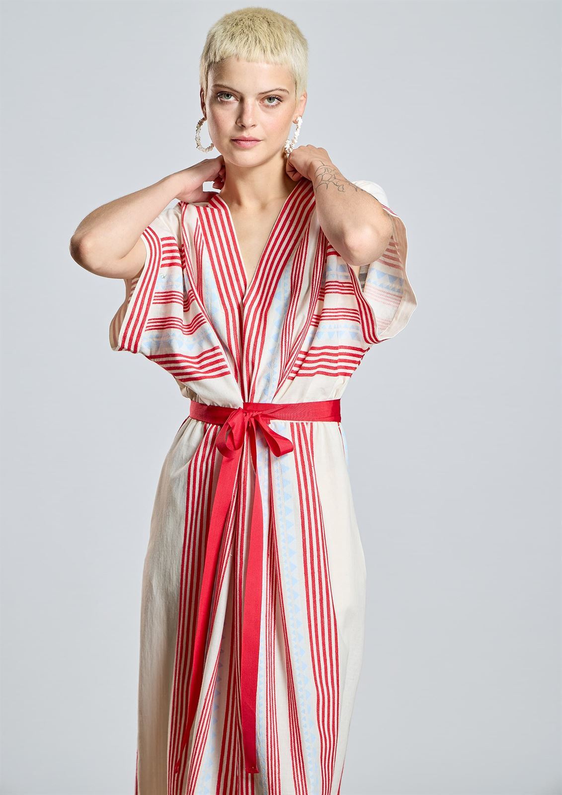 Vestido Alba Conde 2405-418-11 largo rayas lazada azules y rojos. - Imagen 1