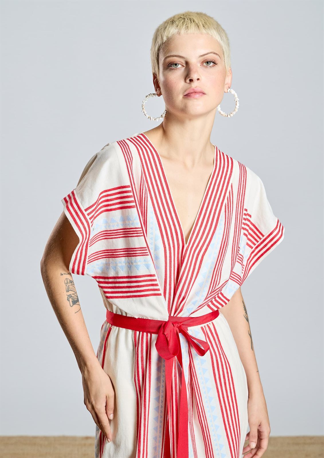 Vestido Alba Conde 2405-418-11 largo rayas lazada azules y rojos. - Imagen 2