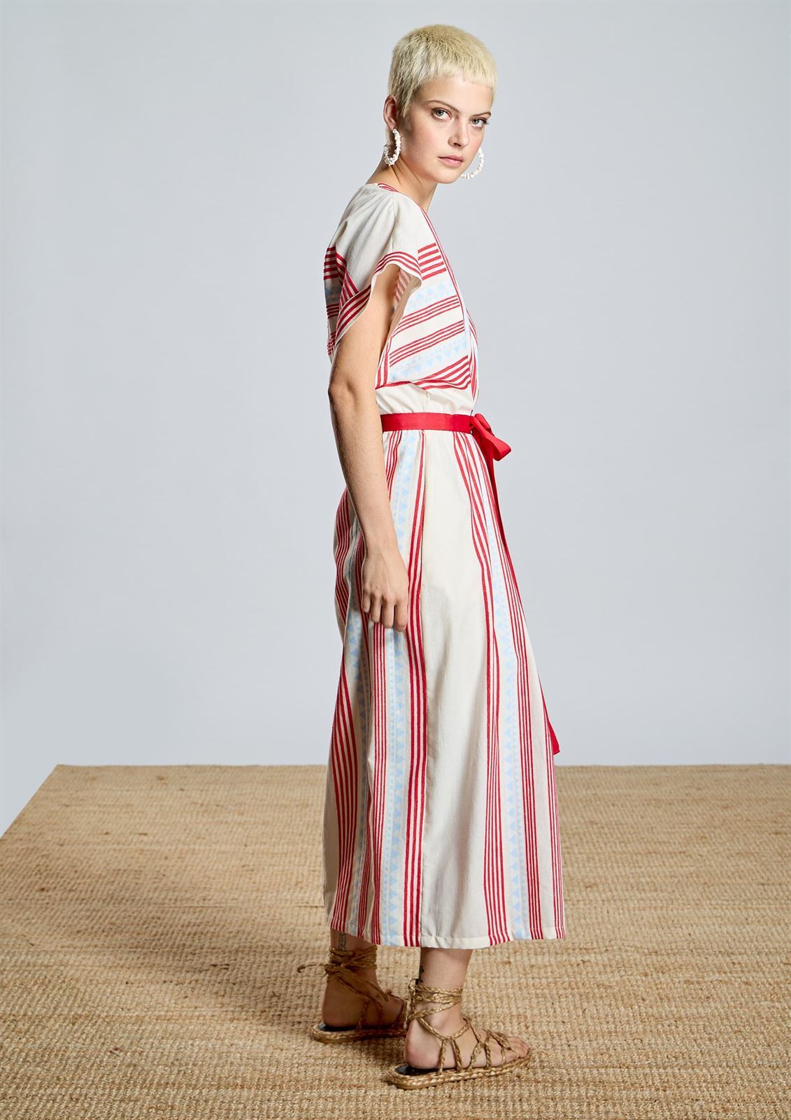 Vestido Alba Conde 2405-418-11 largo rayas lazada azules y rojos. - Imagen 3