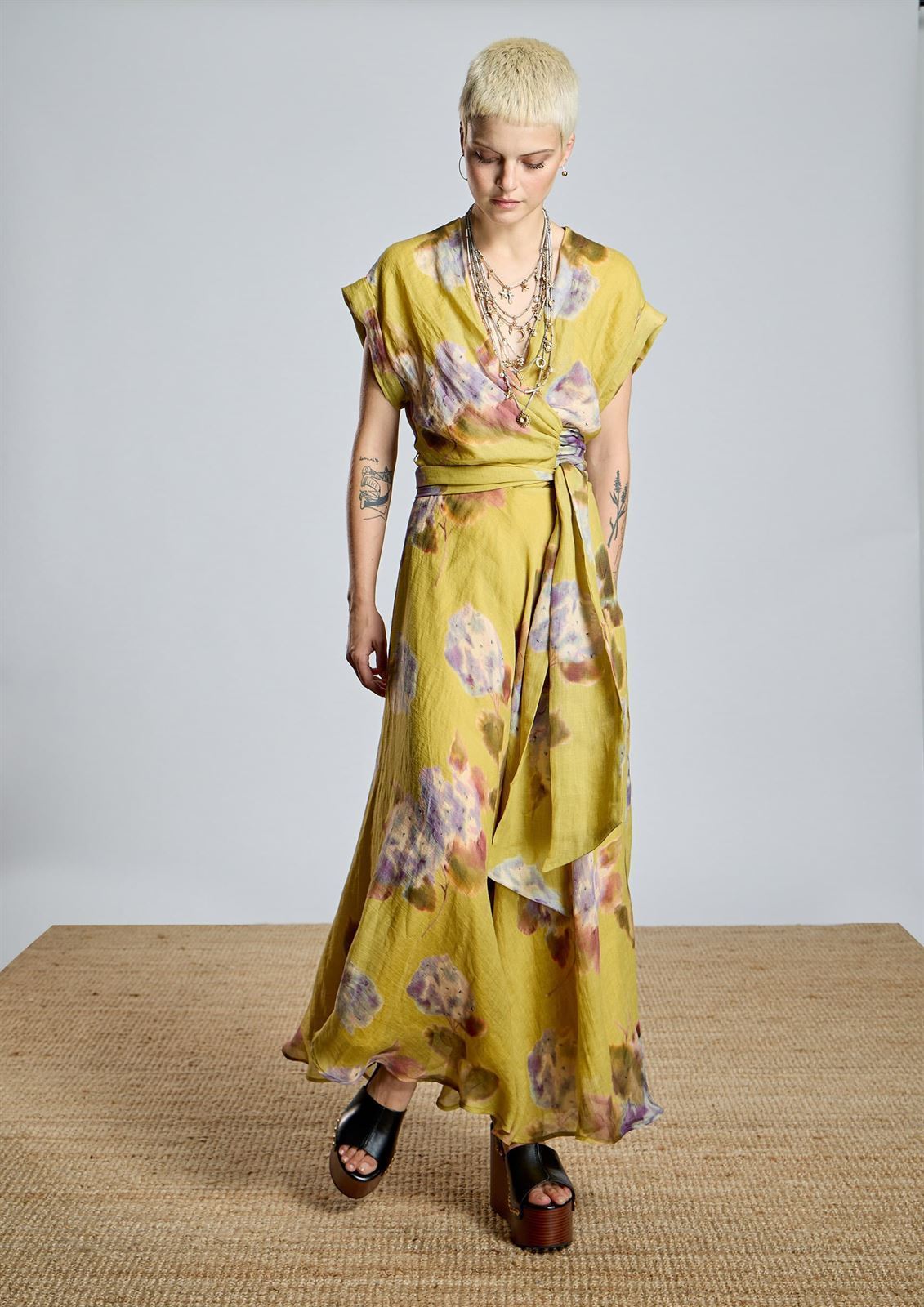 Vestido Alba Conde 2412-426-60 midi oliva estampado floral - Imagen 1