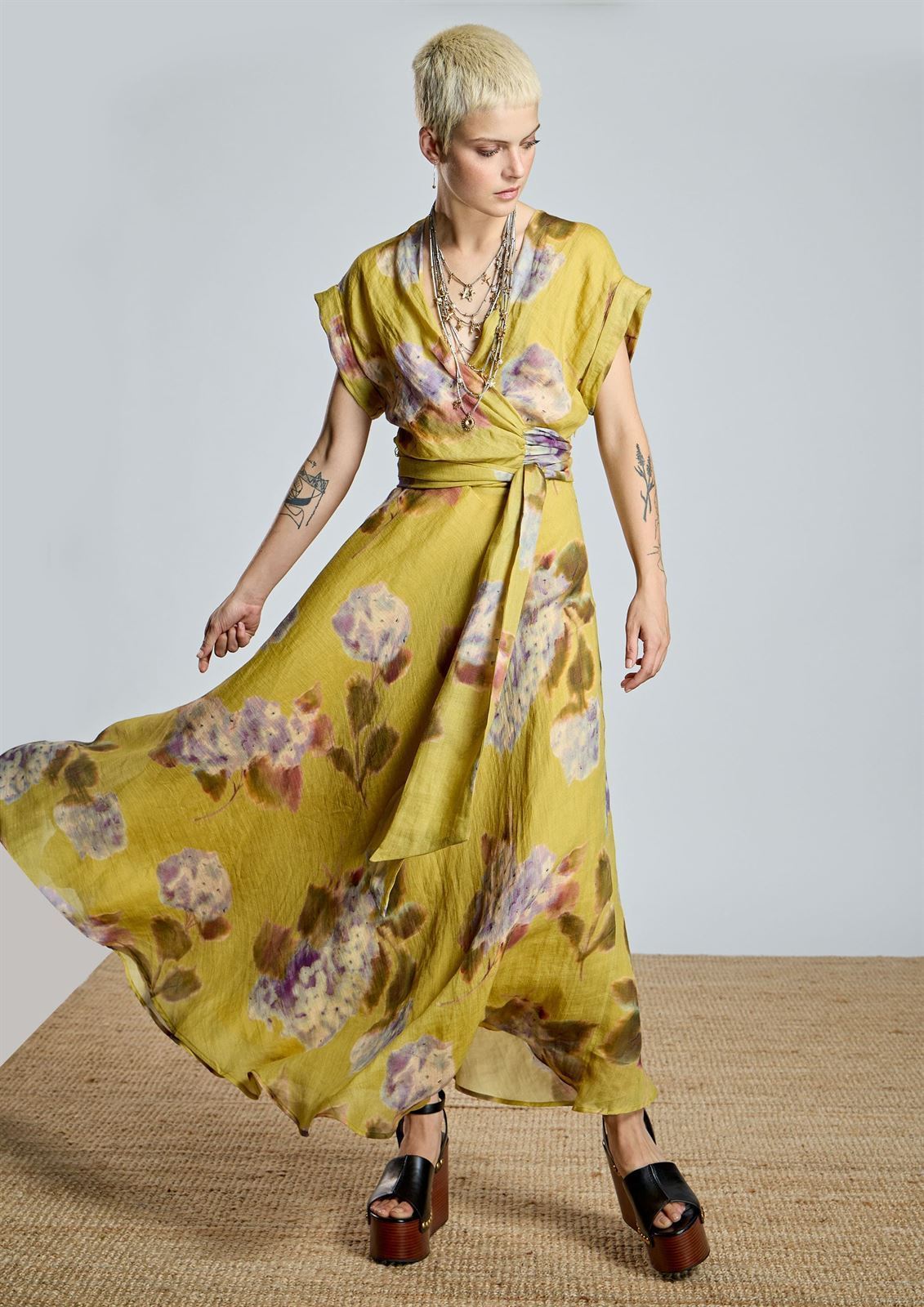 Vestido Alba Conde 2412-426-60 midi oliva estampado floral - Imagen 2