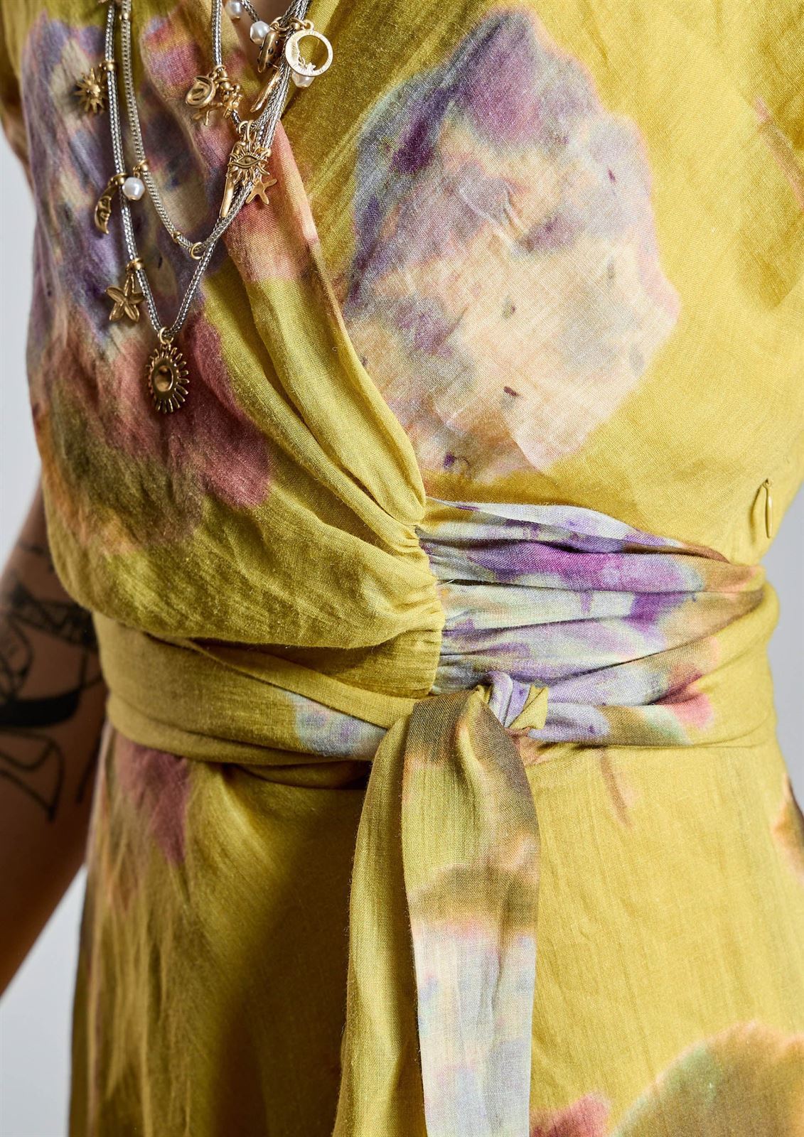 Vestido Alba Conde 2412-426-60 midi oliva estampado floral - Imagen 3