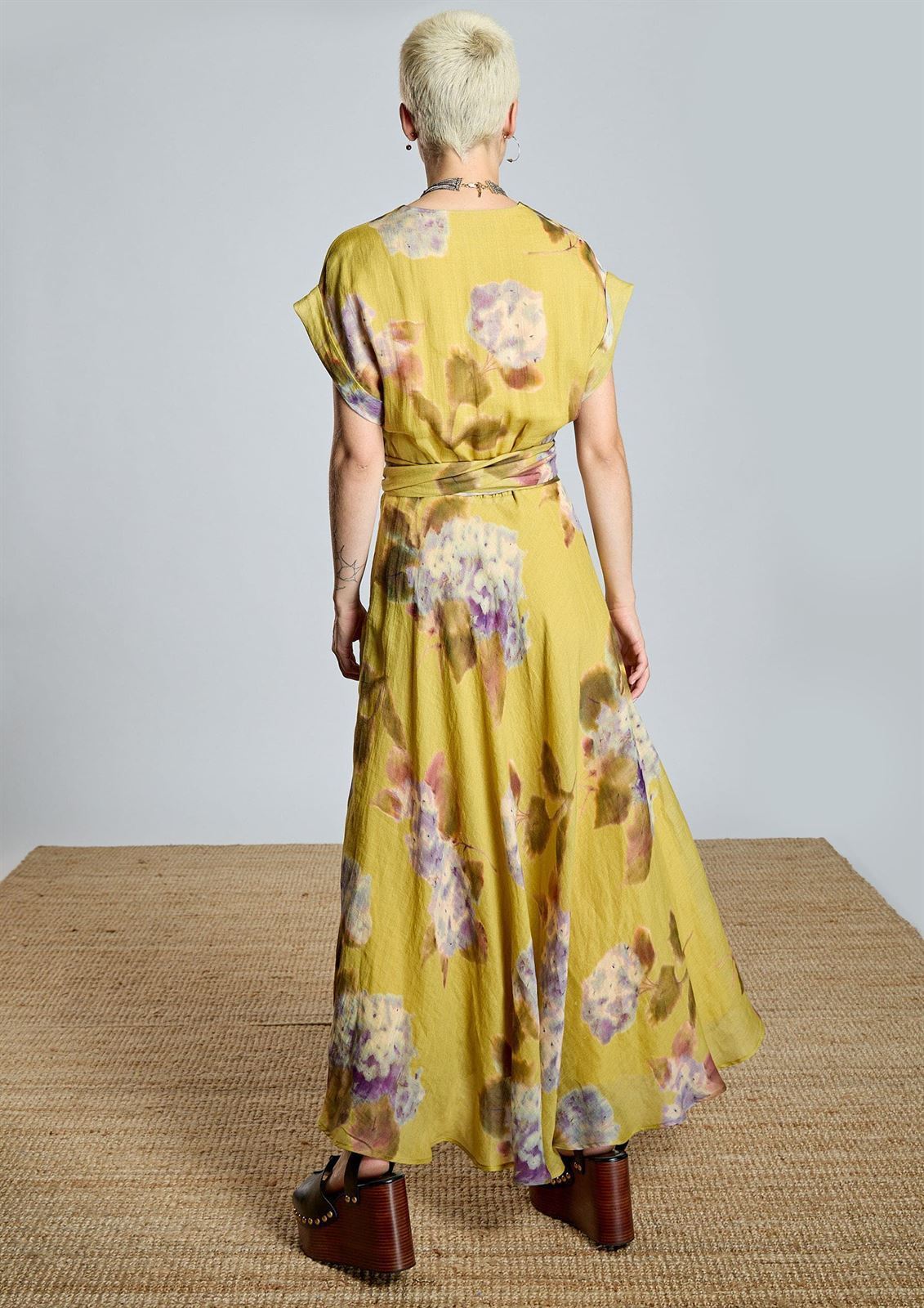 Vestido Alba Conde 2412-426-60 midi oliva estampado floral - Imagen 4