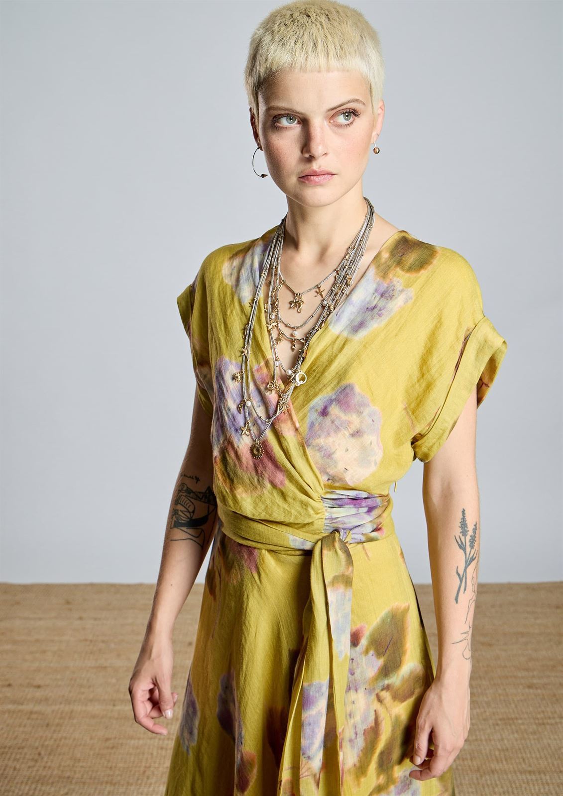 Vestido Alba Conde 2412-426-60 midi oliva estampado floral - Imagen 5