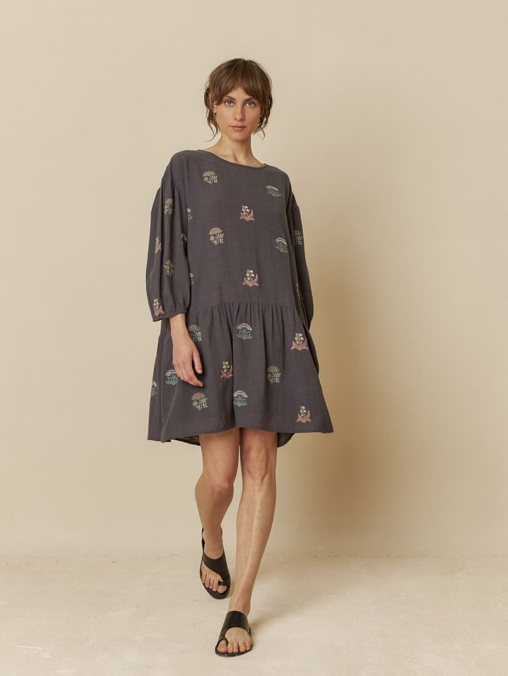 Vestido Indi & Cold 235 bordado colores gris carbon - Imagen 3